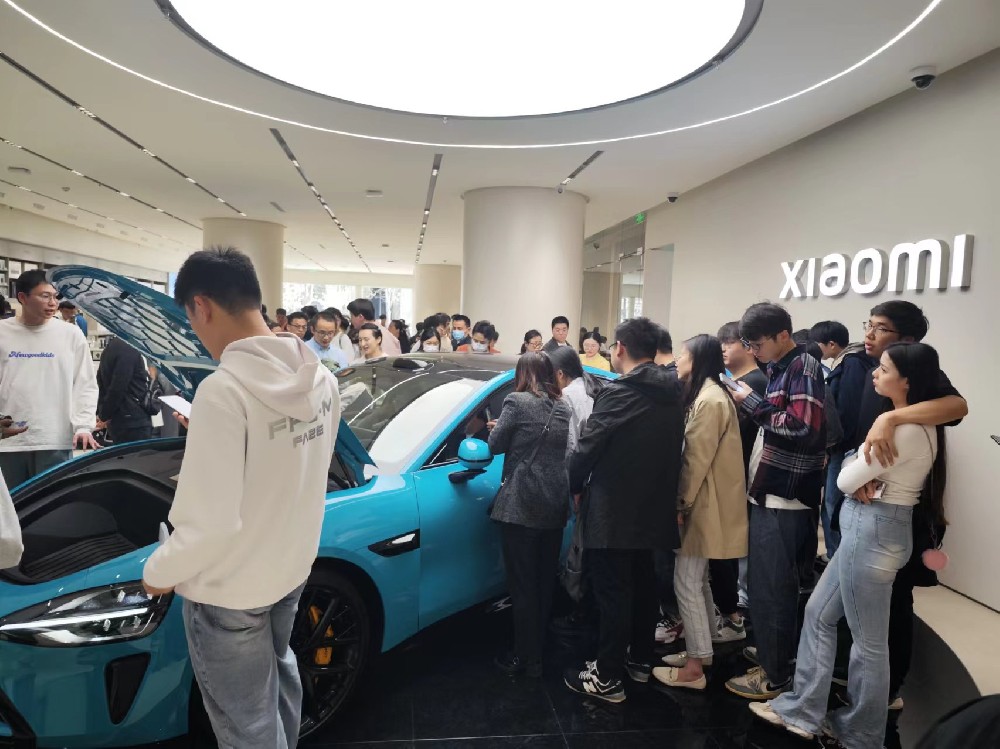 小米汽车上市后首个周末：门店客流近万，试驾排至凌晨3点