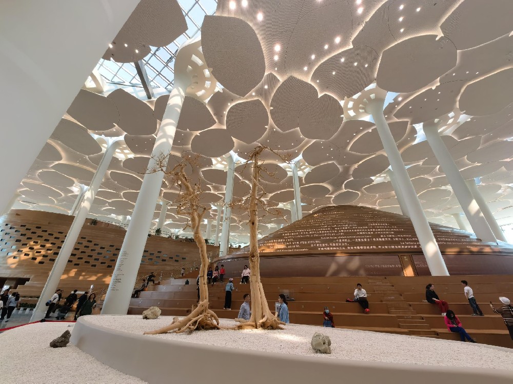 来北京城市图书馆首届公共艺术展，寻觅藏在“书山”里的艺术作品