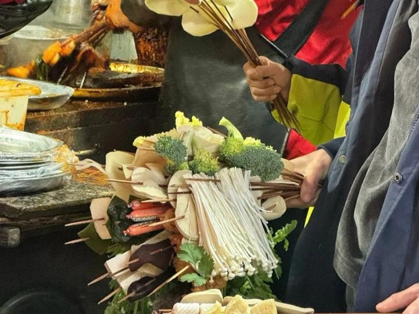 甘肃麻辣烫火了！随机香晕一个没吃过的人